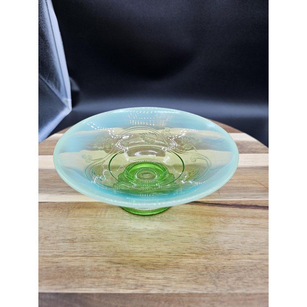 Vintage Green Irridescent Footed Bowl Leaf Berry‎ Design Green Glass - Picture 2 of 10